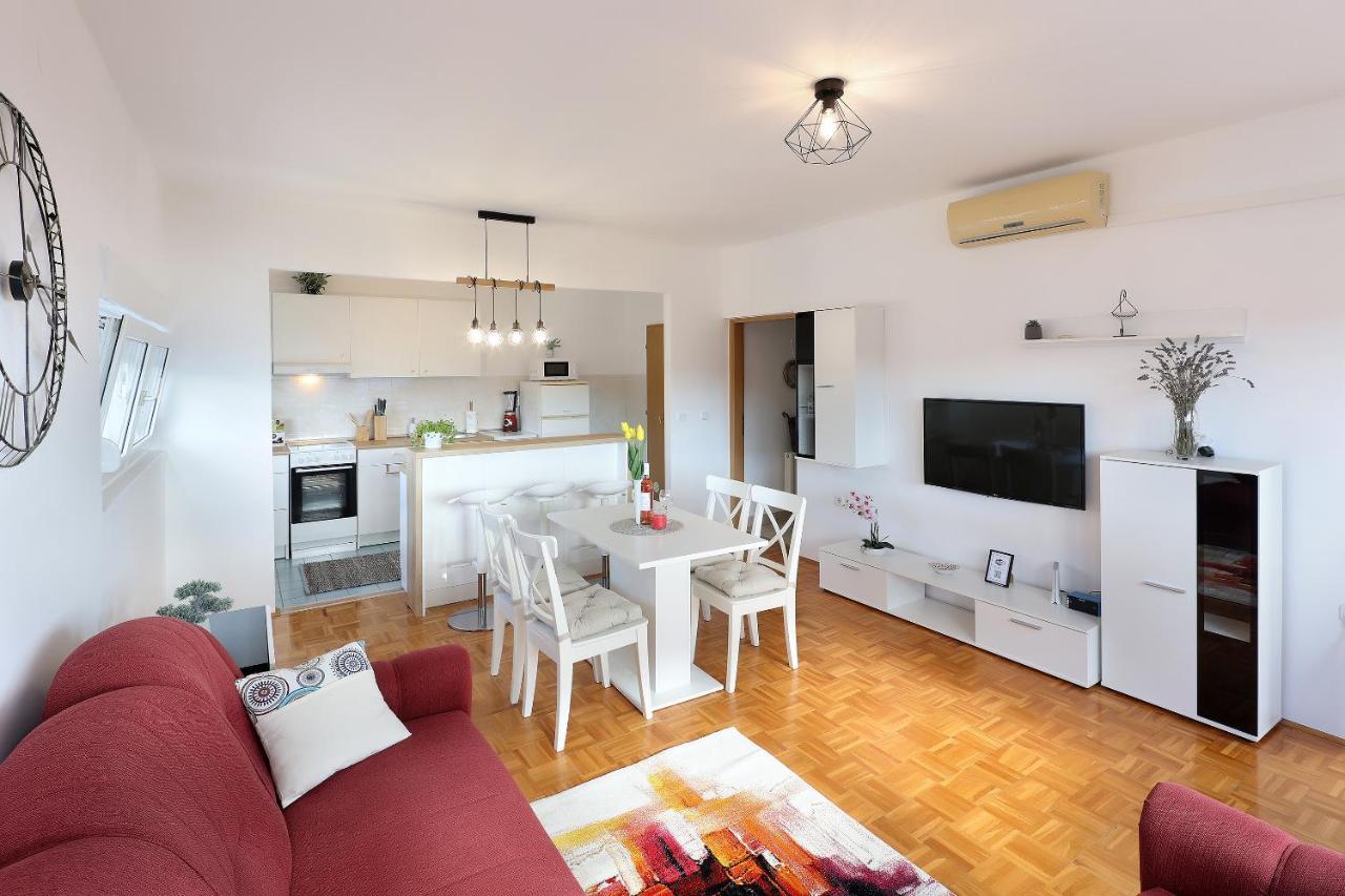 Apartment Leon - Sea View Рийека Екстериор снимка